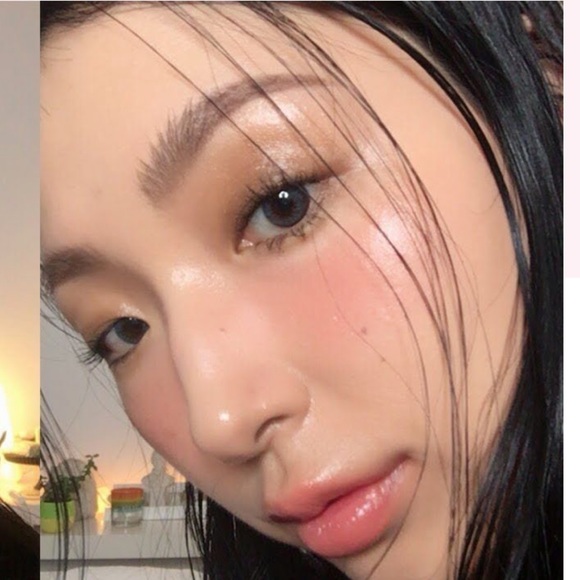 🍩Brand new DEWY PALETTE by URBAN OUTFITTERS - Picture 5 of 7